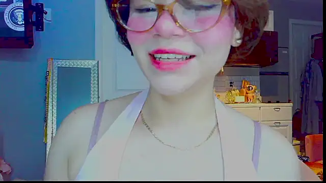 Snapshot of LunaMilav chatting on 09.28.25 LunaMilav online show from 09.28.25