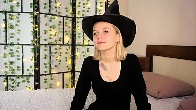 KelleDomin online show from 10.18.25