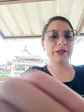 Mia-love-03 online show from 11.30.25