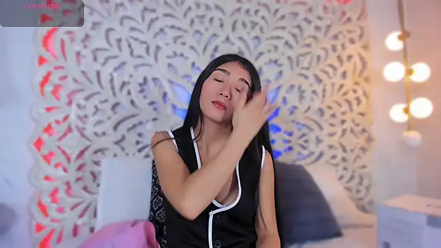 Mariana Kalo online show from 11.28.25