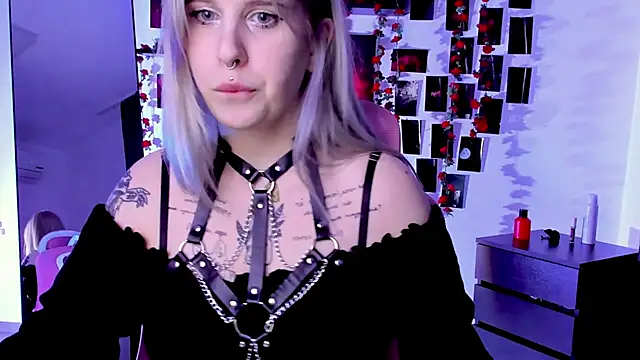 Snapshot of IngannaMorte chatting on 10.16.25 IngannaMorte online show from 10.16.25