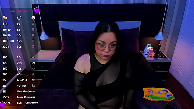 Snapshot of annytovar chatting on 10.21.25 annytovar online show from 10.21.25