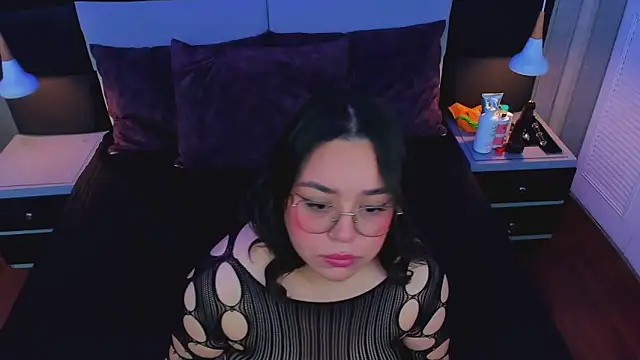 Snapshot of annytovar chatting on 11.23.25 annytovar online show from 11.23.25