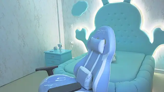 Mia Cuttee online show from 11.02.25