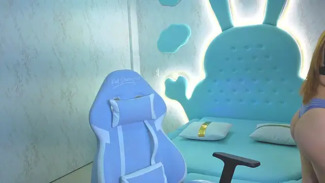 Mia Cuttee online show from 11.04.25