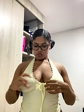 miiabrown18 online show from 10.29.25