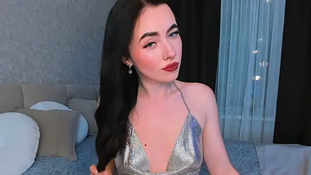 Milla Moore online show from 10.07.25