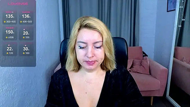 Snapshot of Mia_Bloomie chatting on 09.26.25 Mia Bloomie online show from 09.26.25