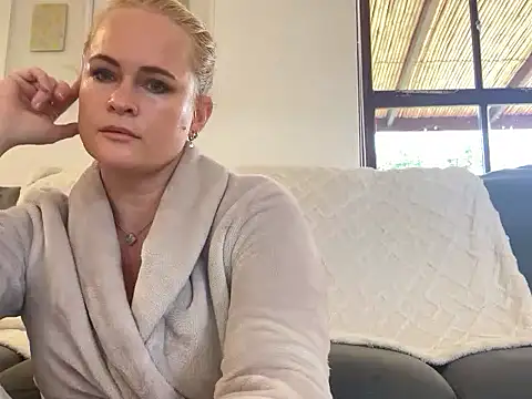 Snapshot of Sweet-TessaXX chatting on 10.01.25 Sweet-TessaXX online show from 10.01.25