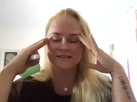 Snapshot of Sweet-TessaXX chatting on 02.17.26 Sweet-TessaXX online show from 02.17.26