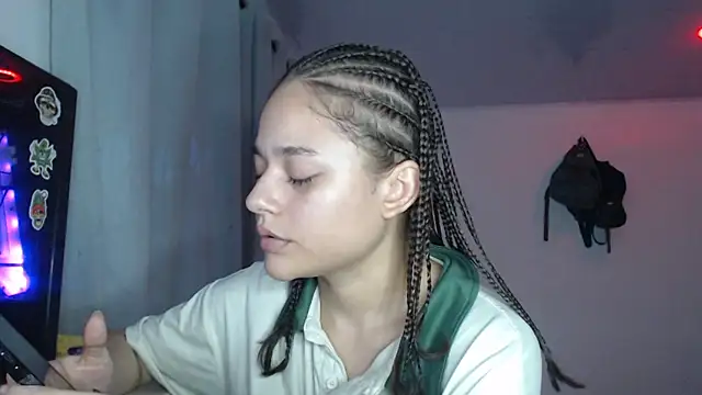 Snapshot of LittleCheerry69 chatting on 11.28.25 LittleCheerry69 online show from 11.28.25