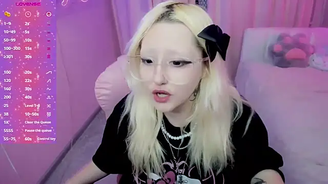 Snapshot of JuliaSharkk chatting on 11.20.25 JuliaSharkk online show from 11.20.25