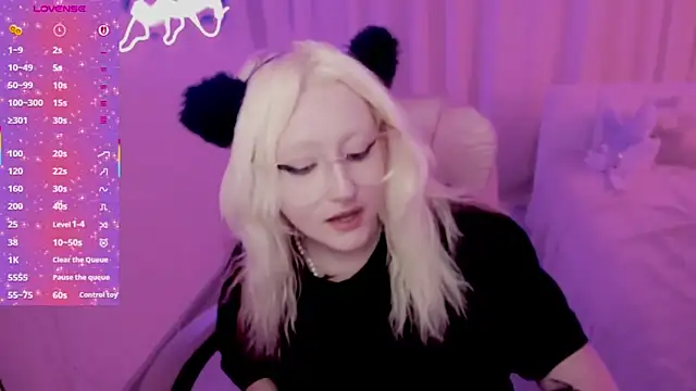 Snapshot of JuliaSharkk chatting on 11.22.25 JuliaSharkk online show from 11.22.25