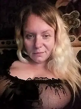 Snapshot of Fiona696 chatting on 10.11.25 Fiona696 online show from 10.11.25
