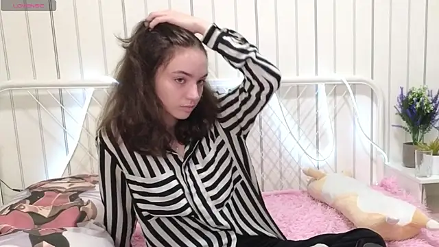 TarahCayne online show from 10.12.25