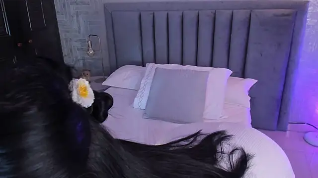 EmmaBlossom online show from 04.12.26