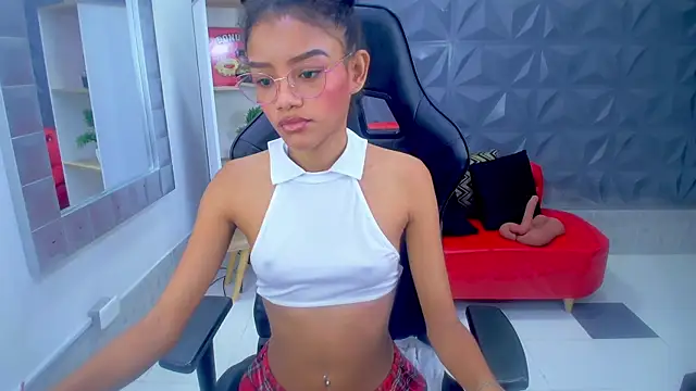 adisson petite1 online show from 10.26.25