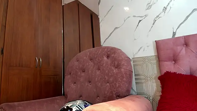 Snapshot of violett__rousee chatting on 12.17.25 violett rousee online show from 12.17.25