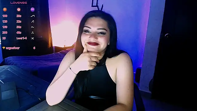 Snapshot of zoe_barclay chatting on 10.13.25 zoe barclay online show from 10.13.25