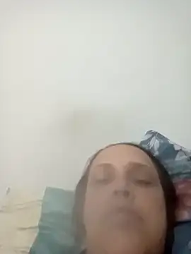 Snapshot of Crisribeiro chatting on 12.17.25 Crisribeiro online show from 12.17.25