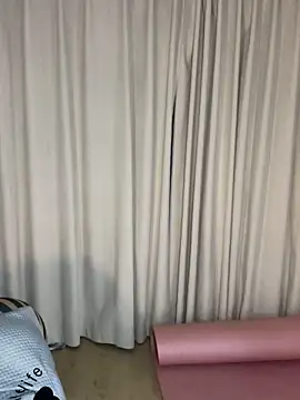 Snapshot of Luoo- chatting on 09.28.25 Luoo- online show from 09.28.25