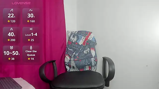 Snapshot of parysmoore chatting on 11.20.25 parysmoore online show from 11.20.25