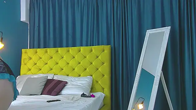 Snapshot of RubyHills chatting on 10.27.25 RubyHills online show from 10.27.25