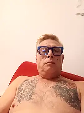 Snapshot of Andyrsdick chatting on 10.04.25 Andyrsdick online show from 10.04.25