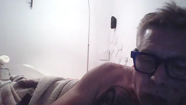 Snapshot of Andyrsdick chatting on 10.06.25 Andyrsdick online show from 10.06.25