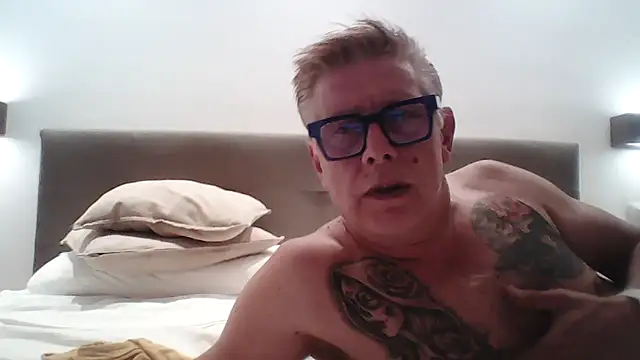Snapshot of Andyrsdick chatting on 10.13.25 Andyrsdick online show from 10.13.25