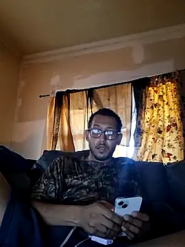 Snapshot of ThrowedWorldWide chatting on 11.17.25 ThrowedWorldWide online show from 11.17.25