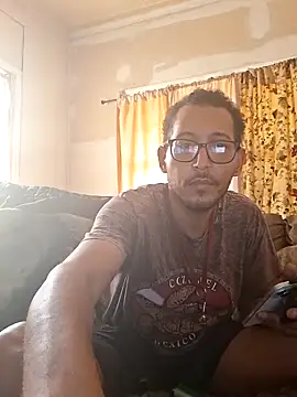 Snapshot of ThrowedWorldWide chatting on 11.18.25 ThrowedWorldWide online show from 11.18.25