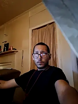 Snapshot of ThrowedWorldWide chatting on 11.26.25 ThrowedWorldWide online show from 11.26.25