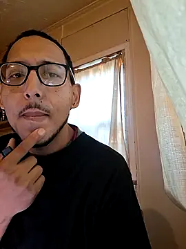 Snapshot of ThrowedWorldWide chatting on 11.27.25 ThrowedWorldWide online show from 11.27.25