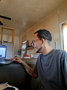 Snapshot of ThrowedWorldWide chatting on 12.03.25 ThrowedWorldWide online show from 12.03.25