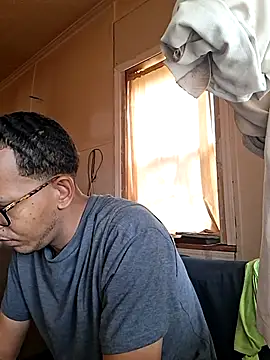 Snapshot of ThrowedWorldWide chatting on 12.04.25 ThrowedWorldWide online show from 12.04.25