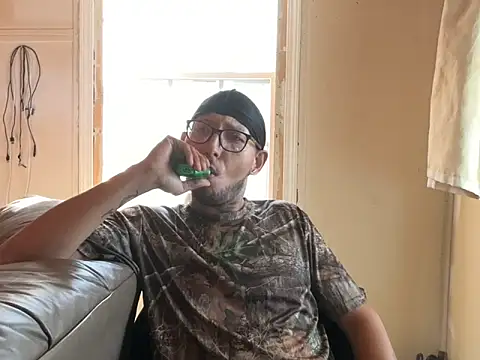 Snapshot of ThrowedWorldWide chatting on 12.20.25 ThrowedWorldWide online show from 12.20.25