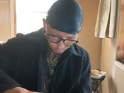 Snapshot of ThrowedWorldWide chatting on 12.21.25 ThrowedWorldWide online show from 12.21.25