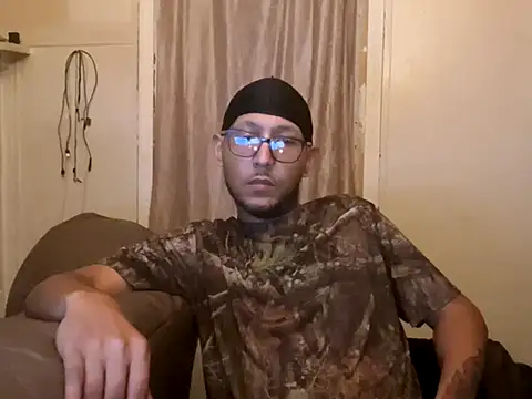 Snapshot of ThrowedWorldWide chatting on 12.22.25 ThrowedWorldWide online show from 12.22.25