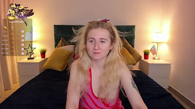Snapshot of CamillaDreamer chatting on 09.28.25 CamillaDreamer online show from 09.28.25