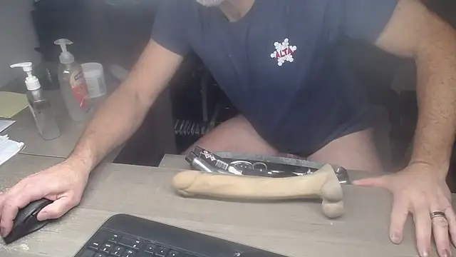 Snapshot of sackstor chatting on 11.17.25 sackstor online show from 11.17.25