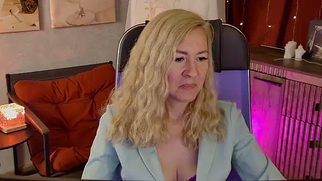 Snapshot of DonnaSmitth chatting on 06.15.26 DonnaSmitth online show from 06.15.26