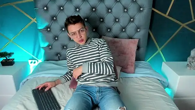 Lian Miller1  online show from 10.01.25