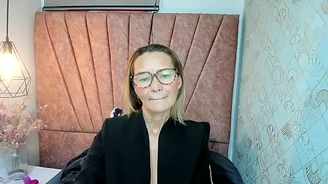 Issa Milf   online show from 11.17.25