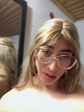 Snapshot of NICOLLE__12 chatting on 11.30.25 NICOLLE 12 online show from 11.30.25