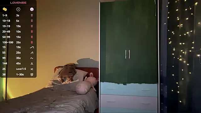 EmiIyKitty online show from 12.19.25