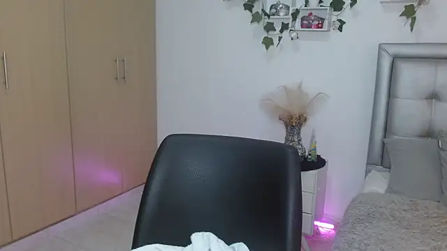 mia star 2 online show from 04.22.26