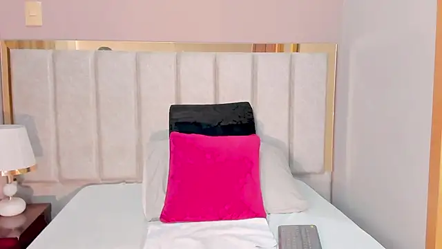 AriadnaHolt online show from 12.14.25