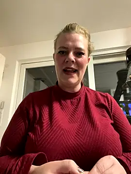 Snapshot of Curvyveri93 chatting on 10.04.25 Curvyveri93 online show from 10.04.25