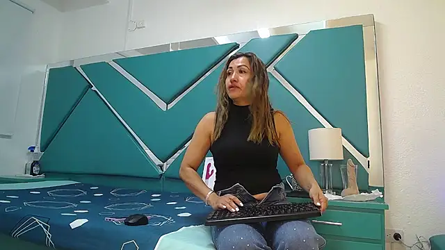 Snapshot of chloe__Jones_ chatting on 04.24.26 chloe Jones online show from 04.24.26
